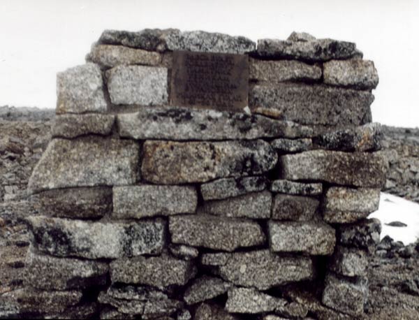 Pewek: Gedenkplatte