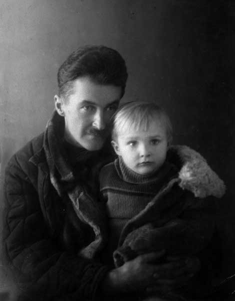 Flug, K.W. - Verbannung (Foto mit Sohn)